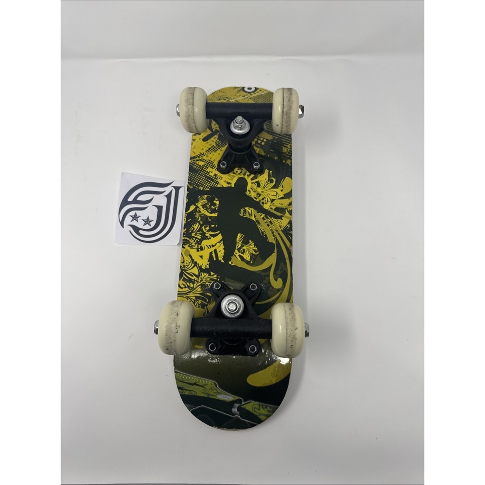 Unbranded Mini Skateboard Kids 17in Multicolor Yellow Black White Graphic Wood